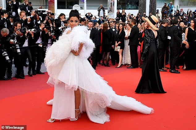 'Hoa hậu đẹp nhất mọi thời đại' Aishwarya Rai vai trần lộng lẫy ở thảm đỏ Cannes - ảnh 3