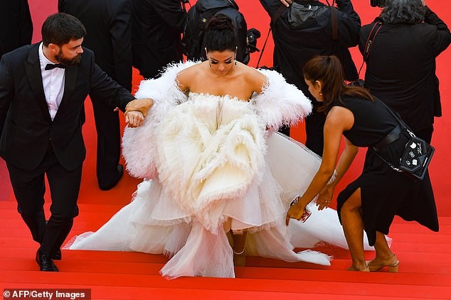 'Hoa hậu đẹp nhất mọi thời đại' Aishwarya Rai vai trần lộng lẫy ở thảm đỏ Cannes - ảnh 4