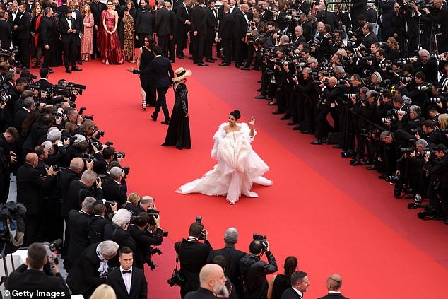 'Hoa hậu đẹp nhất mọi thời đại' Aishwarya Rai vai trần lộng lẫy ở thảm đỏ Cannes - ảnh 6