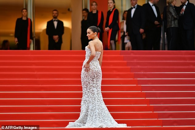 Hoa hậu hoàn vũ Olivia Culpo khoe dáng đồng hồ cát tuyệt mỹ trên thảm đỏ Cannes - ảnh 6