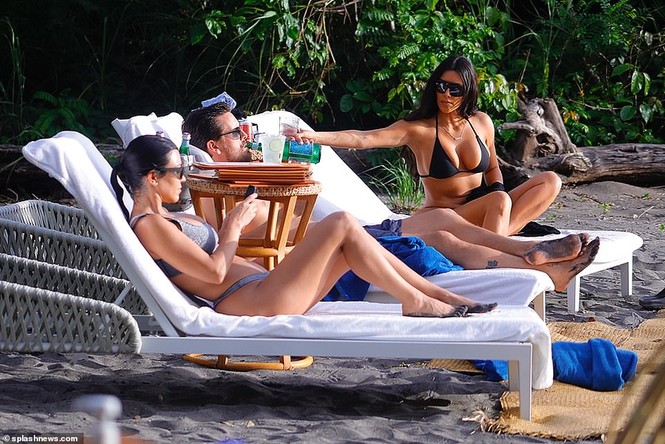 Kim Kardashian mặc bikini 2 mảnh bé xíu, khoe 3 vòng 'bỏng rẫy' - ảnh 3