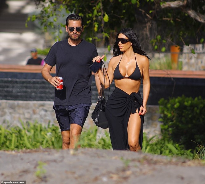 Kim Kardashian mặc bikini 2 mảnh bé xíu, khoe 3 vòng 'bỏng rẫy' - ảnh 5