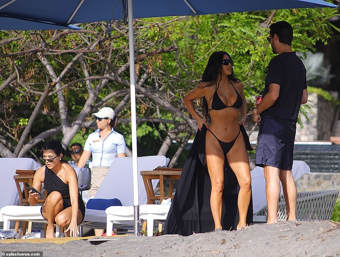 Kim Kardashian mặc bikini 2 mảnh bé xíu, khoe 3 vòng 'bỏng rẫy' - ảnh 6