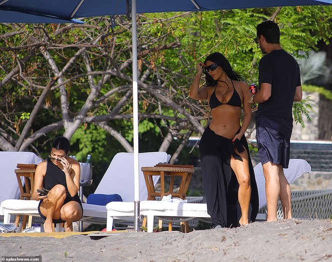 Kim Kardashian mặc bikini 2 mảnh bé xíu, khoe 3 vòng 'bỏng rẫy' - ảnh 8