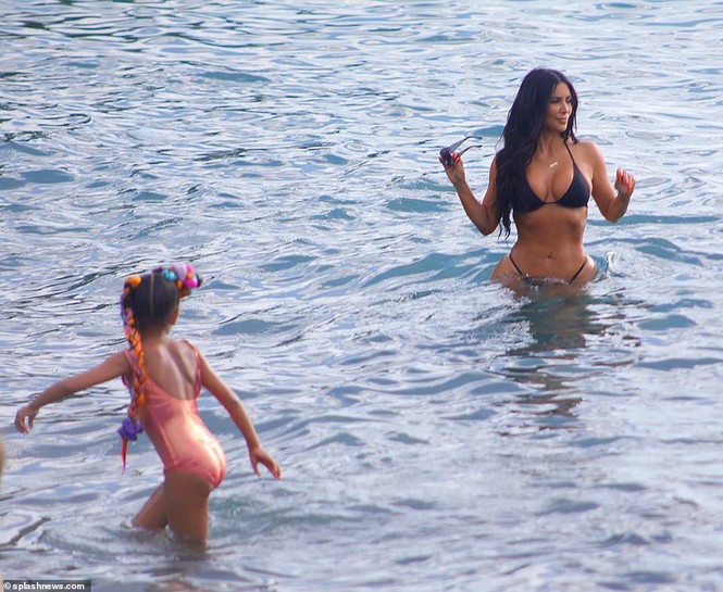 Kim Kardashian mặc bikini 2 mảnh bé xíu, khoe 3 vòng 'bỏng rẫy' - ảnh 11