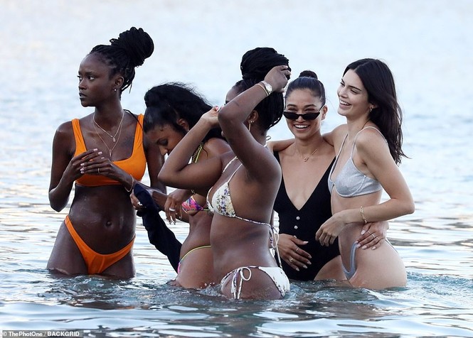 'Chân dài đắt giá nhất 2018' khoe dáng đẹp như tạc tượng với bikini - ảnh 7