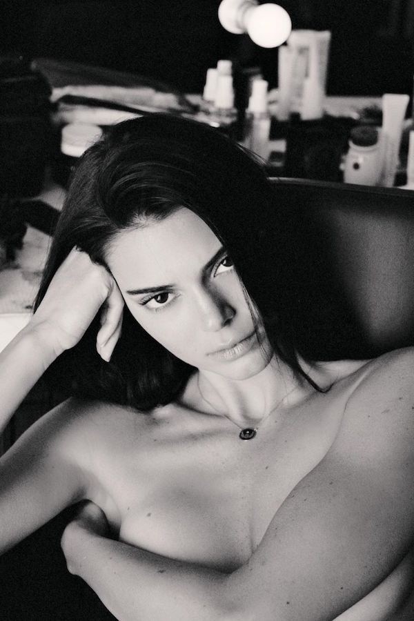 Kendall Jenner tung ảnh khoả thân trên mạng xã hội gây tranh cãi - ảnh 1