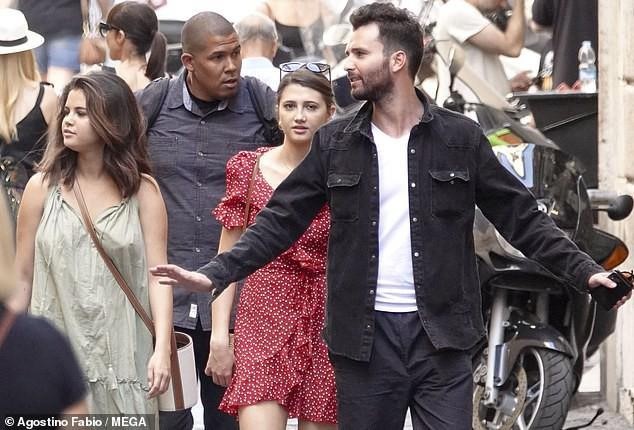 Selena Gomez 'thả rông' vòng 1, để mặt mộc dạo phố - ảnh 1