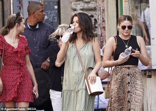 Selena Gomez 'thả rông' vòng 1, để mặt mộc dạo phố - ảnh 3