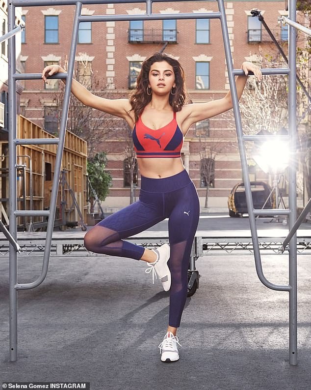 Selena Gomez 'thả rông' vòng 1, để mặt mộc dạo phố - ảnh 5
