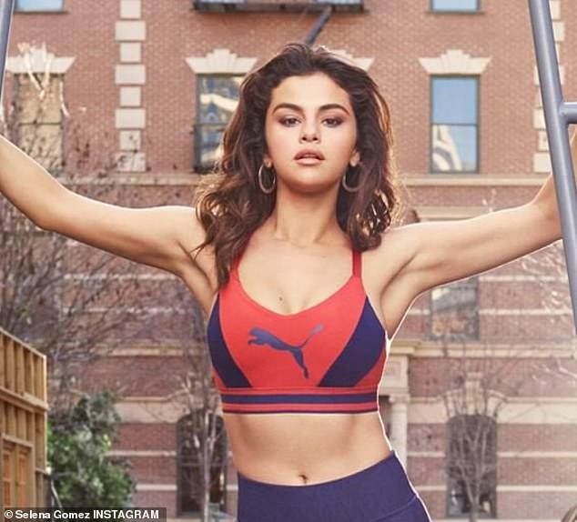 Selena Gomez 'thả rông' vòng 1, để mặt mộc dạo phố - ảnh 6