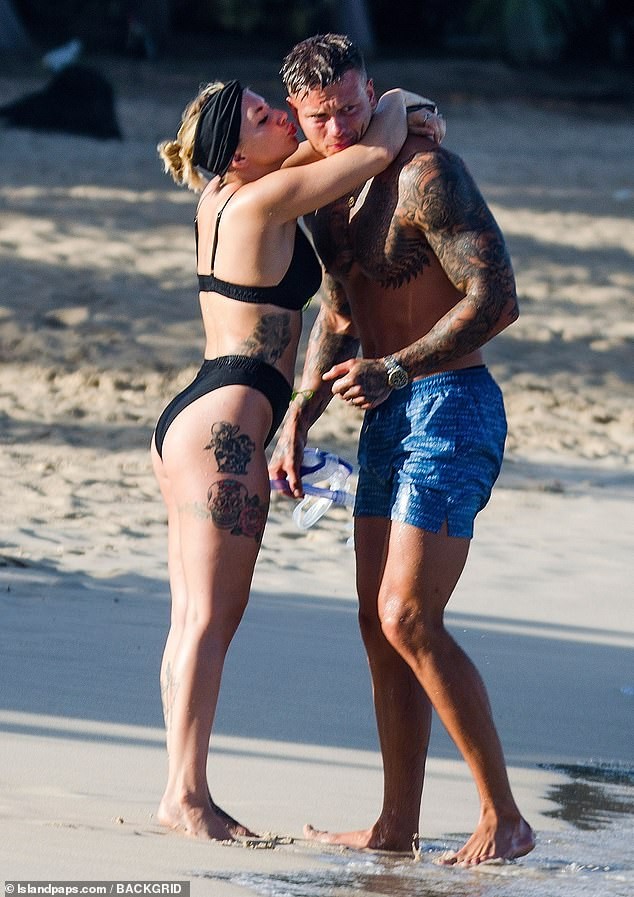 Olivia Buckland nóng bỏng, liên tục tình tứ với chồng ở bãi biển - ảnh 2