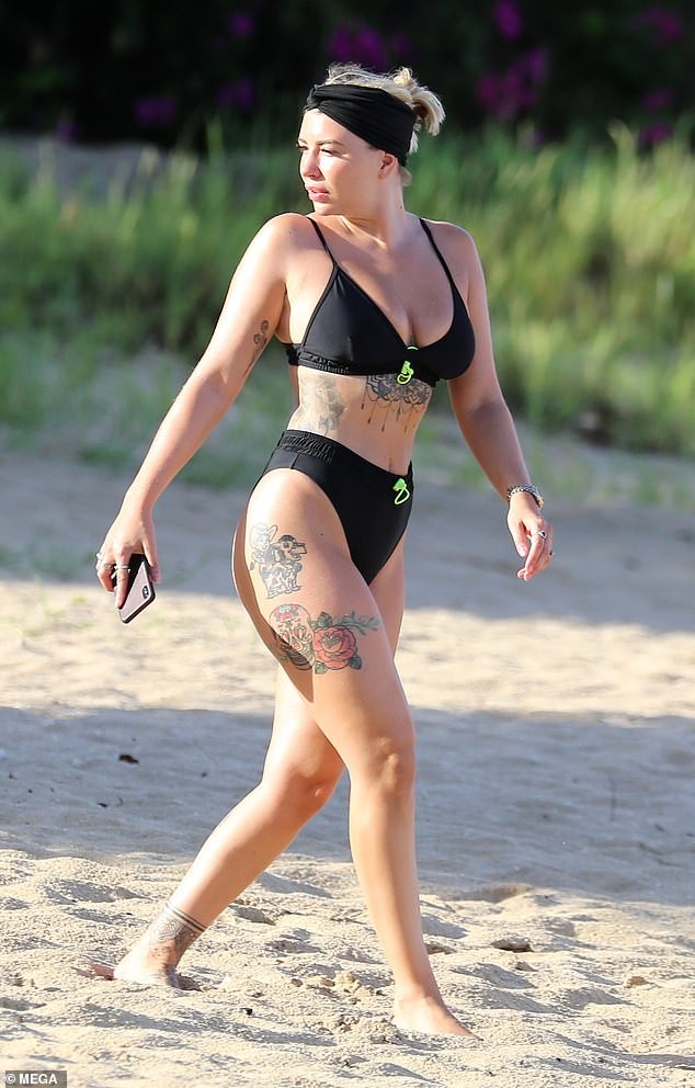 Olivia Buckland nóng bỏng, liên tục tình tứ với chồng ở bãi biển - ảnh 3
