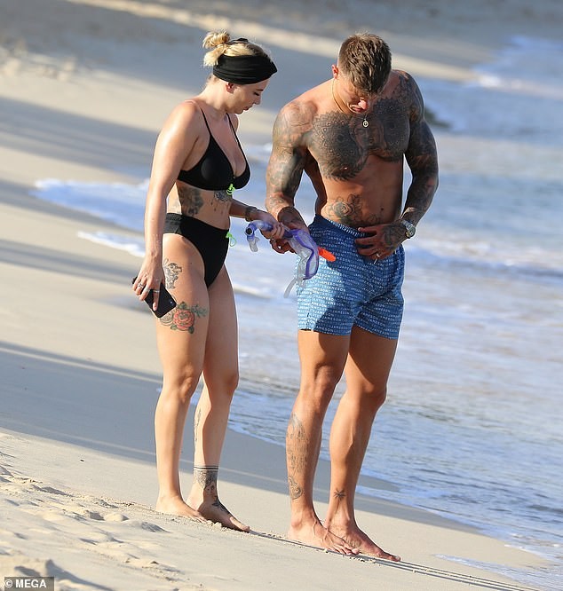Olivia Buckland nóng bỏng, liên tục tình tứ với chồng ở bãi biển - ảnh 4