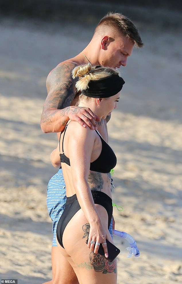 Olivia Buckland nóng bỏng, liên tục tình tứ với chồng ở bãi biển - ảnh 5