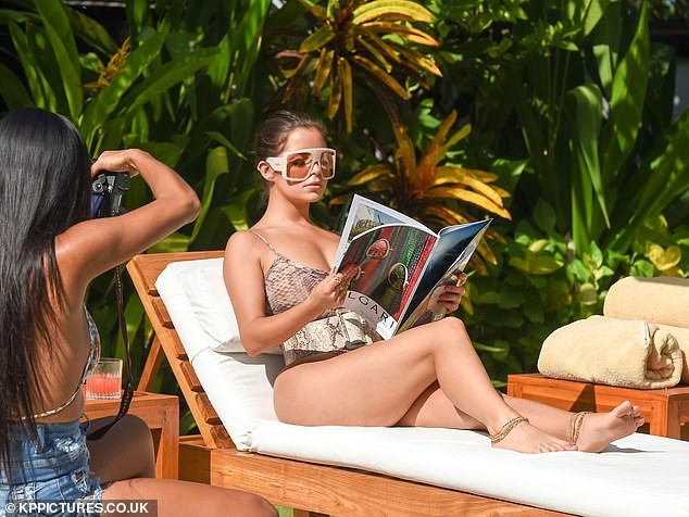 Mẫu nội y Demi Rose tạo dáng chụp ảnh quyến rũ, khoe ngực đầy hút mắt - ảnh 7