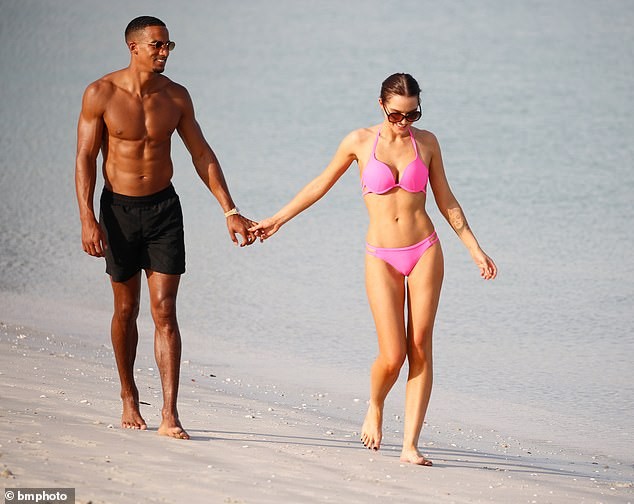 Helen Flanagan khoe dáng nóng bỏng, tình tứ bên bạn trai ở biển - ảnh 5
