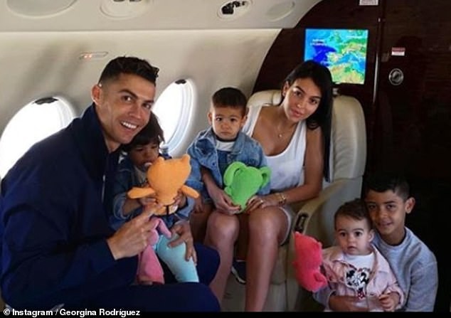 Bạn gái diện đầm bó sát tôn ngực, e ấp bên Cristiano Ronaldo - ảnh 4