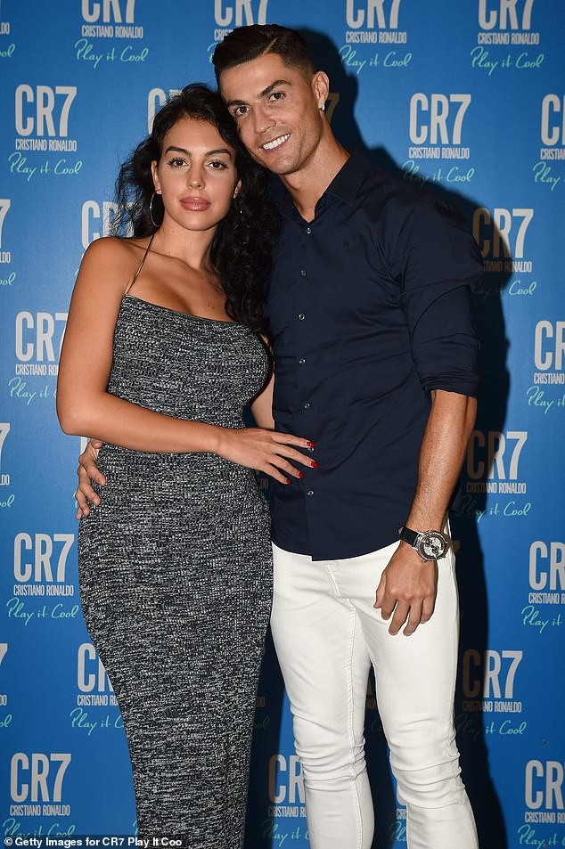 Bạn gái diện đầm bó sát tôn ngực, e ấp bên Cristiano Ronaldo - ảnh 1
