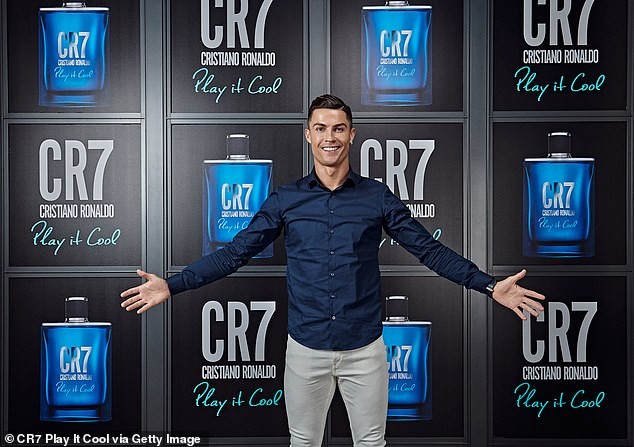 Bạn gái diện đầm bó sát tôn ngực, e ấp bên Cristiano Ronaldo - ảnh 3