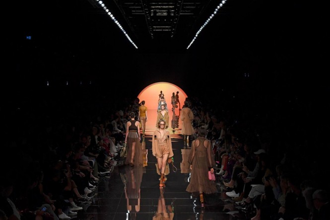 Gigi Hadid để ngực trần catwalk, gợi cảm mơn mởn khó rời mắt - ảnh 9