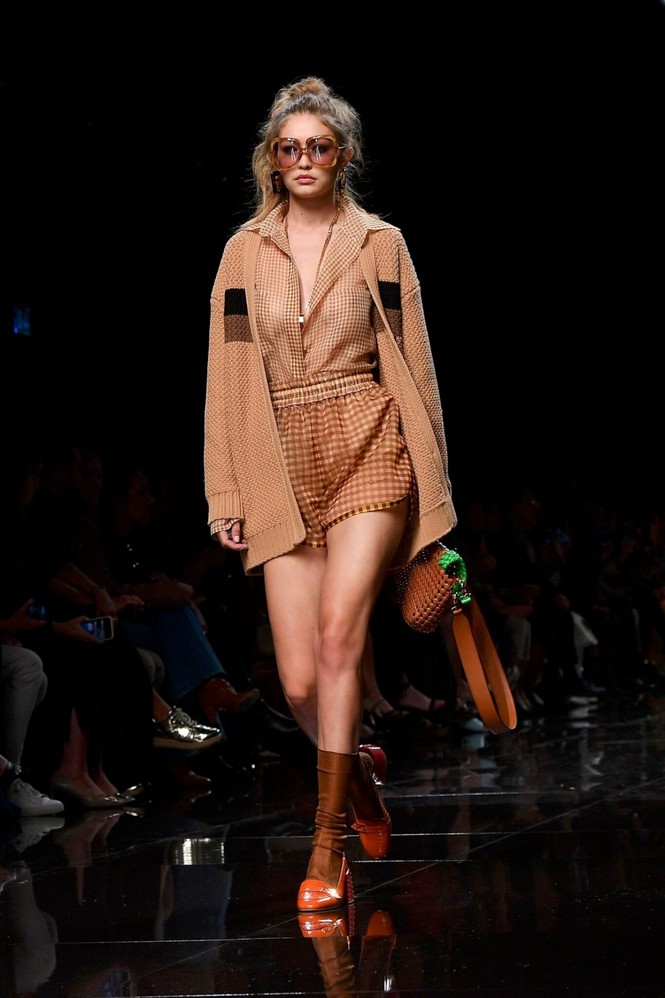 Gigi Hadid để ngực trần catwalk, gợi cảm mơn mởn khó rời mắt - ảnh 7