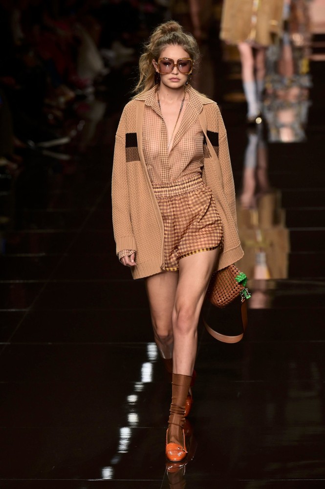 Gigi Hadid để ngực trần catwalk, gợi cảm mơn mởn khó rời mắt - ảnh 8