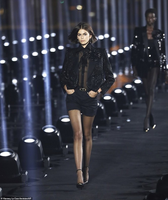 Con gái Cindy Crawford để ngực trần catwalk cùng 'báo đen' Naomi Campbell - ảnh 3