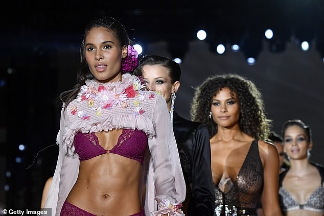 Siêu mẫu nội y Cindy Bruna đẹp nuột nà mê hoặc trên sàn catwalk - ảnh 3