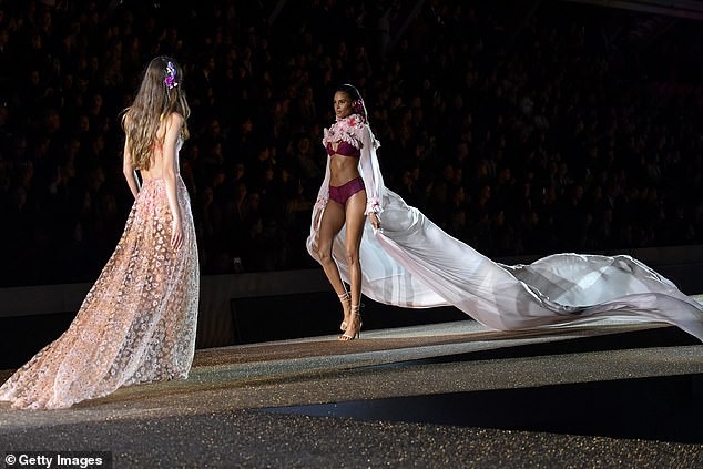 Siêu mẫu nội y Cindy Bruna đẹp nuột nà mê hoặc trên sàn catwalk - ảnh 4