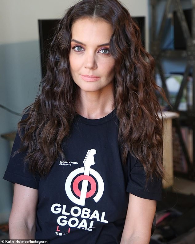 Katie Holmes lại khiến fans sửng sốt khi trẻ trung như đôi mươi trên phố - ảnh 5