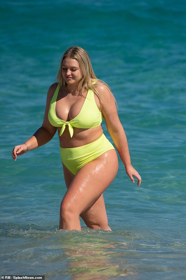 Siêu mẫu ngoại cỡ Iskra Lawrence bụng bầu 5 tháng vẫn mặc bikini 'bốc lửa' - ảnh 2