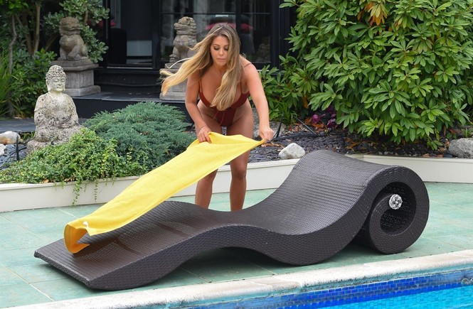 Siêu mẫu 'bốc lửa' Bianca Gascoigne thả dáng 'bỏng mắt' bên bể bơi - ảnh 2