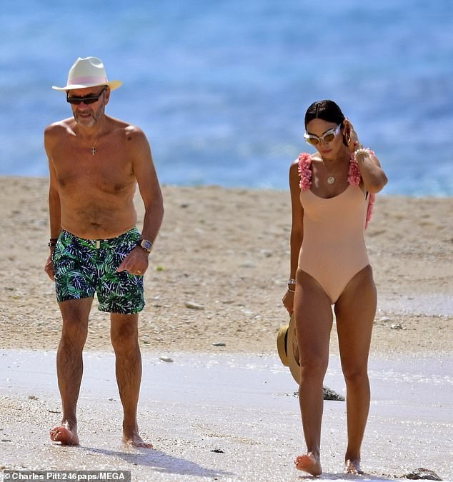 Triệu phú Duncan Bannatyne 70 tuổi tình tứ bên vợ trẻ ở biển - ảnh 11
