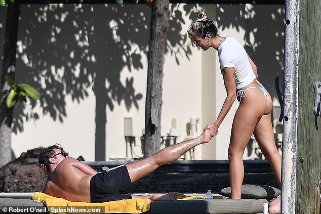 Dua Lipa sexy 'bỏng mắt' với bikini bé xíu, khoe dáng 'nảy lửa' bên tình trẻ - ảnh 4