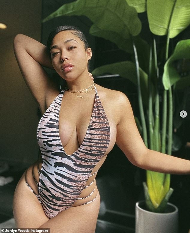 Mẫu ngoại cỡ Jordyn Woods mặc áo tắm bé xíu lộ cả phần nhạy cảm gây choáng - ảnh 4