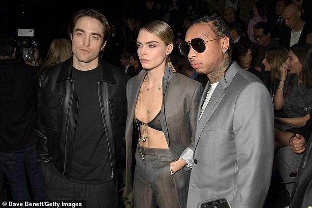 Siêu mẫu Cara Delevingne phanh áo khoe nội y đi sự kiện - ảnh 6