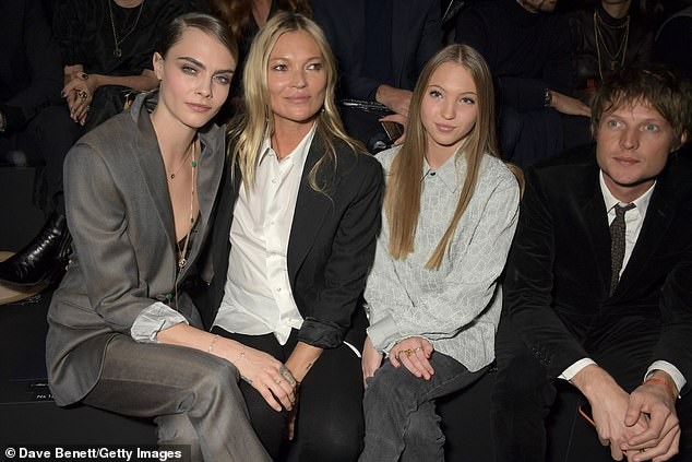 Siêu mẫu Cara Delevingne phanh áo khoe nội y đi sự kiện - ảnh 7