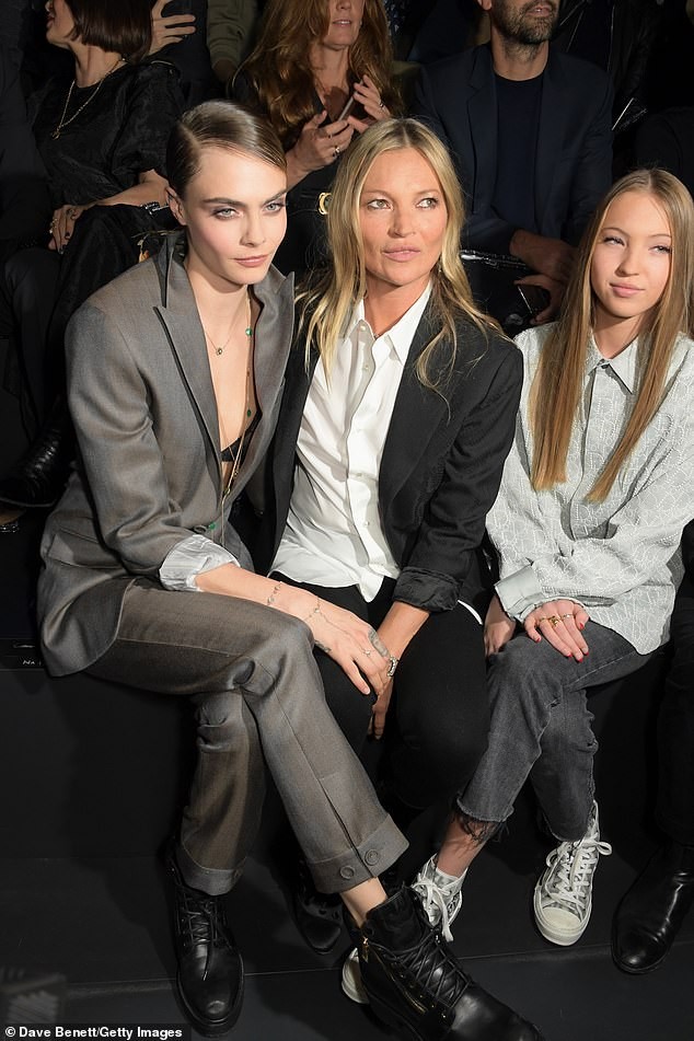 Siêu mẫu Cara Delevingne phanh áo khoe nội y đi sự kiện - ảnh 8