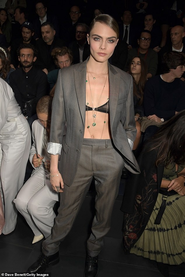 Siêu mẫu Cara Delevingne phanh áo khoe nội y đi sự kiện - ảnh 1