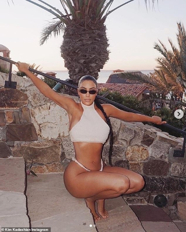 Kim Kardashian khoe vòng 3 'bốc lửa' với đồ bơi bé xíu - ảnh 1