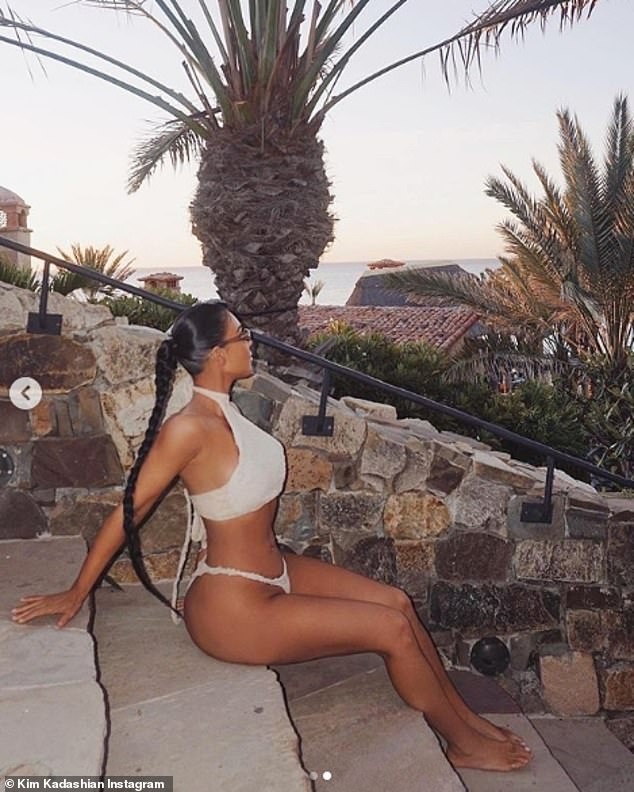 Kim Kardashian khoe vòng 3 'bốc lửa' với đồ bơi bé xíu - ảnh 2