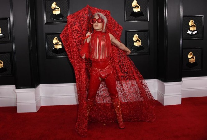 Nam ca sĩ Ricky Rebel mặc dị, quằn quại 'khó đỡ' trên thảm đỏ Grammy 2020 - ảnh 6