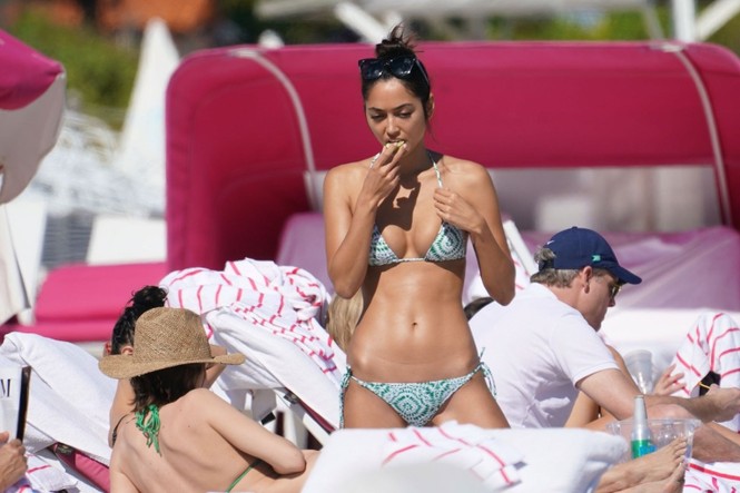 Chân dài 9x nước Ý đẹp nuột nà ở biển với bikini nhỏ xíu - ảnh 7