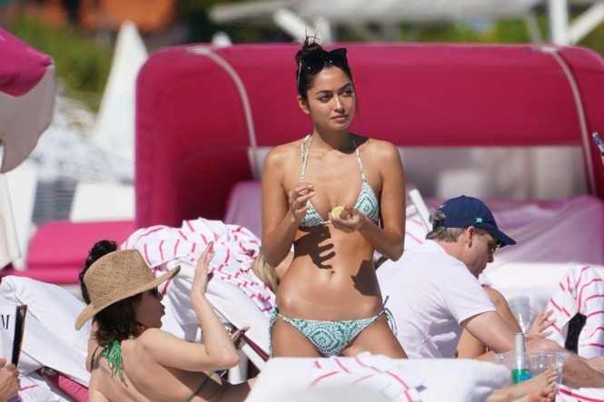 Chân dài 9x nước Ý đẹp nuột nà ở biển với bikini nhỏ xíu - ảnh 8