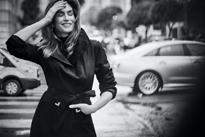 Ngưỡng mộ nhan sắc trẻ đẹp của siêu mẫu huyền thoại Cindy Crawford ở tuổi U60 - ảnh 1