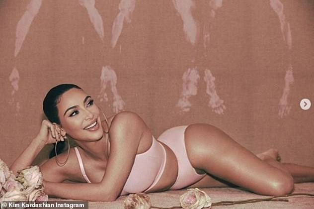 Kim Kardashian lại khiến fan 'đứng ngồi không yên' với nội y màu nude - ảnh 3