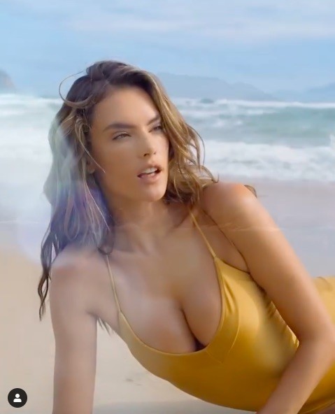 Ngất ngây ngắm Alessandra Ambrosio khoe dáng tuyệt mỹ với áo tắm - ảnh 8