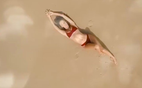 Ngất ngây ngắm Alessandra Ambrosio khoe dáng tuyệt mỹ với áo tắm - ảnh 2