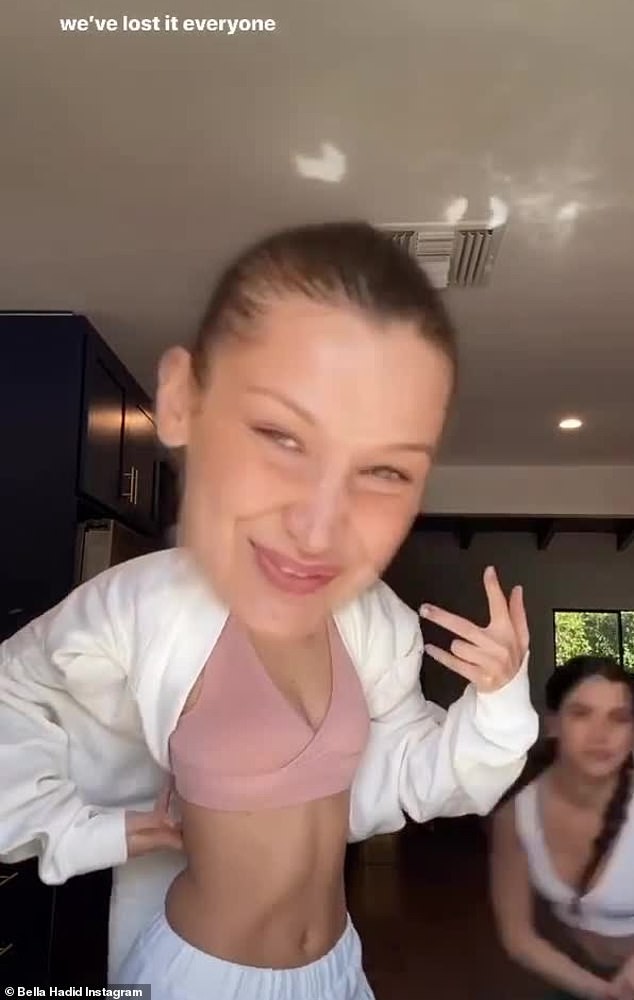 Ở nhà cách ly vì Covid-19, Bella Hadid quay TikTok khiến fan cười nghiêng ngả - ảnh 1